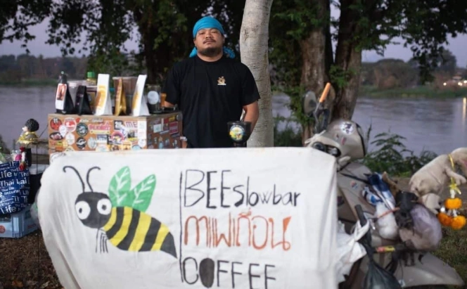 태국 전역을 오토바이로 누비며 커피를 파는 유명 바리스타가 복장을 이유로 예약한 호텔에서 쫓겨났다는 주장을 제기해 현지에서 외모 차별 논란이 일고 있다. 페이스북