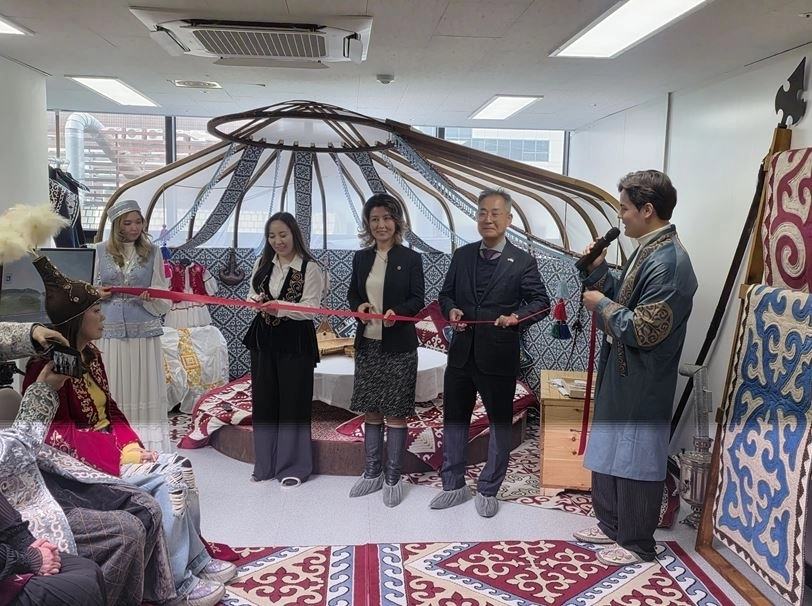 지난 26일 서울 중구에서 열린 ‘카자흐 하우스’ 개관식에 참석한 아이수루 의원