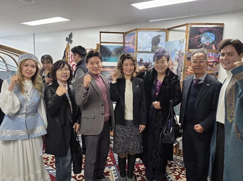 지난 26일 서울 중구에서 열린 ‘카자흐 하우스’ 개관식에서 아이수루 의원이 참석자들과 기념촬영을 하고 있다.