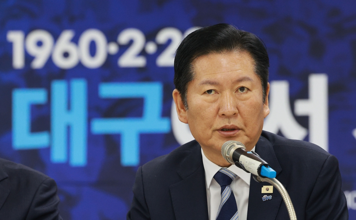 정청래 더불어민주당 대표가 27일 대구 2.28 민주운동기념회관에서 열린 최고위원회의에서 발언하고 있다. 연합뉴스