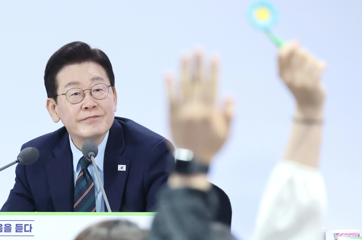 이재명 대통령이 27일 전북 전주시 전북대에서 열린 ‘전북의 마음을 듣다’ 타운홀미팅 간담회에서 참석자들의 발언권 요청을 받고 있다. 2026.2.27 청와대통신사진기자단