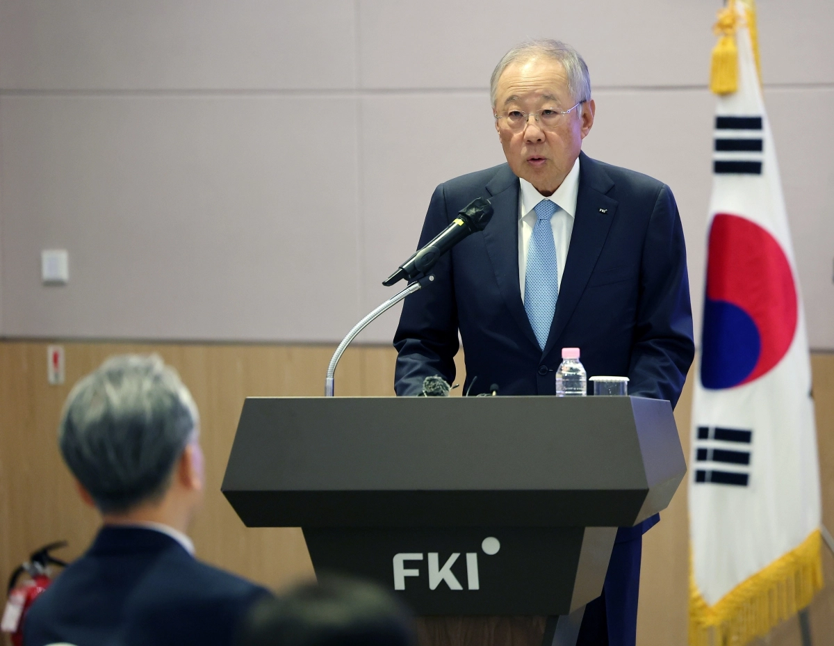 류진 한국경제인협회 회장이 27일 서울 영등포구 FKI타워 컨퍼런스센터에서 열린 한국경제인협회(한경협) 정기총회에서 개회사를 하고 있다.  연합뉴스