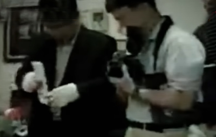 경찰들이 시신을 암매장한 집에서 현장검증을 하고 있다. KBS 캡처