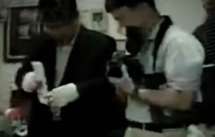 경찰들이 시신을 암매장한 집에서 현장검증을 하고 있다. KBS 캡처