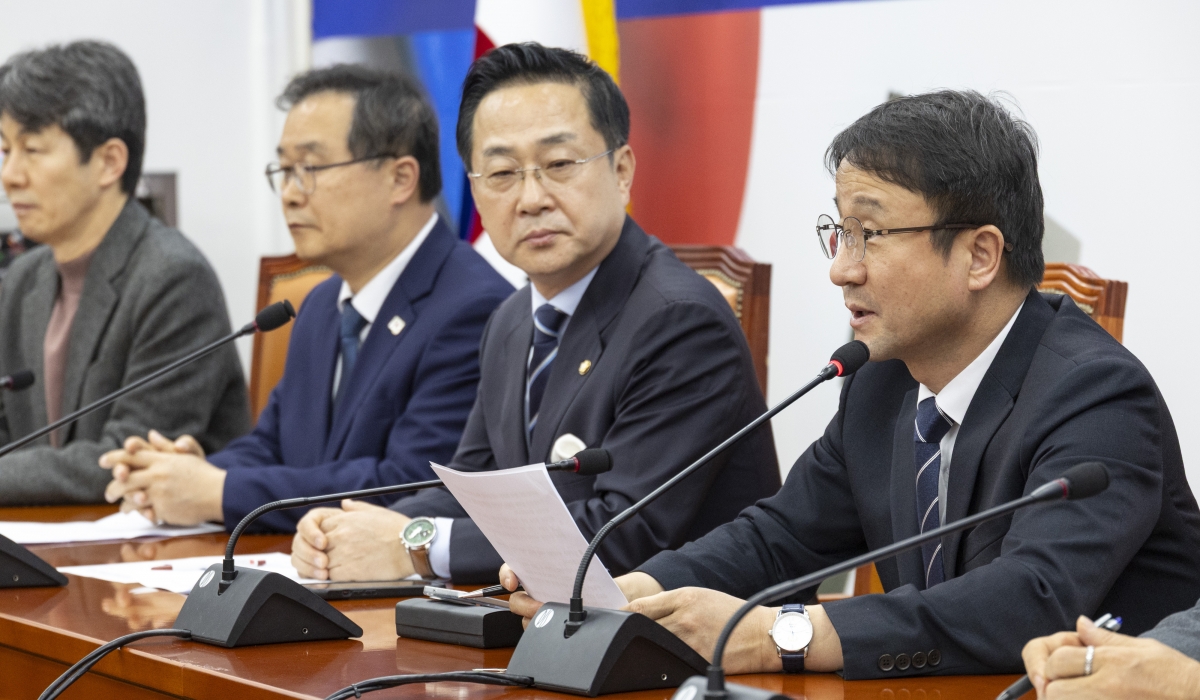 더불어민주당 ‘윤석열 정권 조작 기소 진상규명 및 공소 취소를 위한 국정조사 추진위원회’ 위원장을 맡은 한병도(오른쪽) 원내대표가 27일 국회에서 열린 국조 추진위 1차 회의에서 발언하고 있다. 연합뉴스