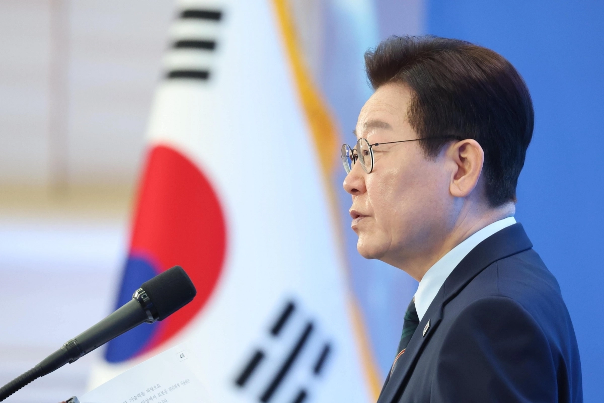 이재명 대통령이 27일 전북 군산새만금컨벤션센터에서 열린 새만금 로봇·수소·AI 시티 투자협약식에서 축사하고 있다. 2026.2.27  군산 연합뉴스