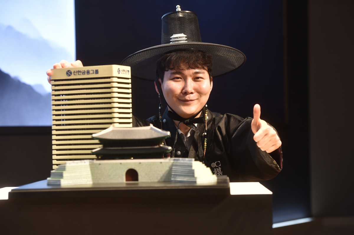 박정환 9단이 27일 서울 중구 신한은행 본점 특설 대국장에서 열린 제1회 신한은행 세계 기선전 결승 3번기 최종국에서 중국의 왕싱하오 9단을 꺾고 우승한 뒤 전통의상을 입고 세리머니를 선보이고 있다. 2026.2.27 한국기원 제공