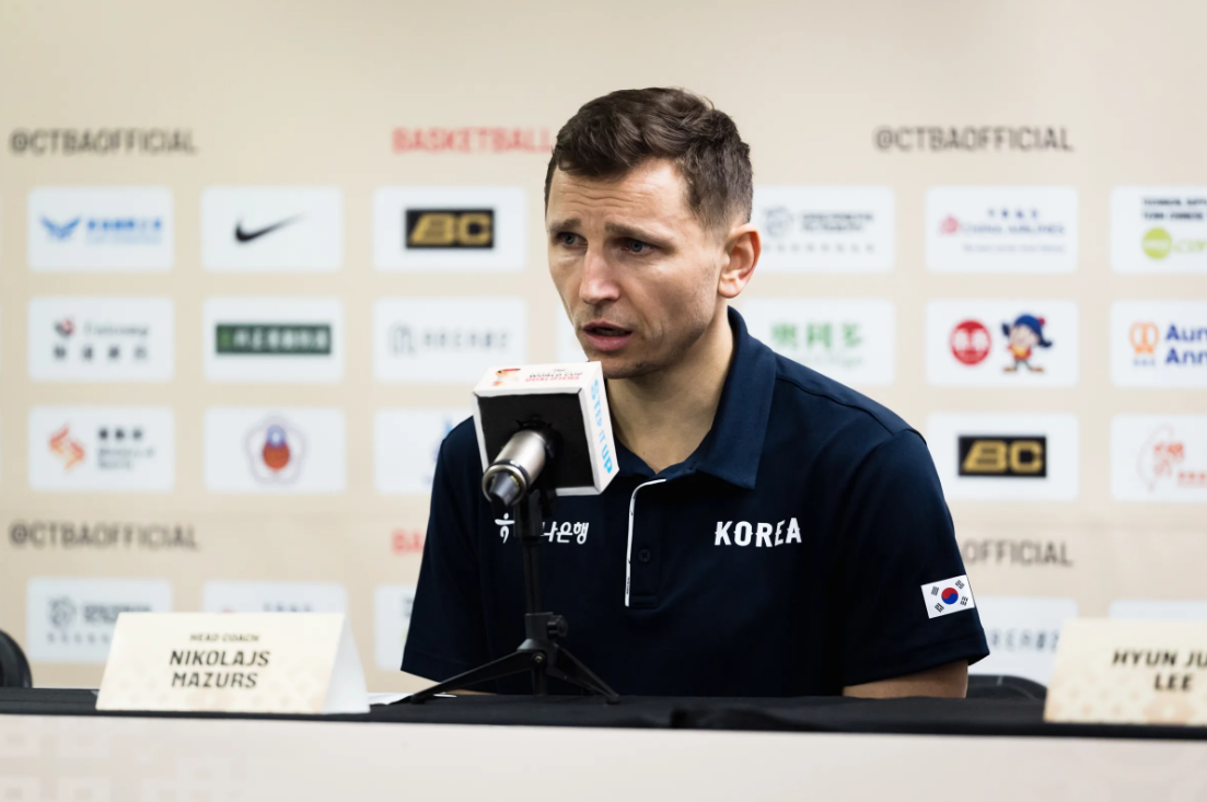 니콜라이스 마줄스 한국 남자 농구 국가대표 감독이 26일 대만 신베이시 신좡 체육관에서 열린 2027 국제농구연맹(FIBA) 농구 월드컵 아시아예선 대만전과 관련해 현지에서 인터뷰하고 있다. 2026.2.26 FIBA 제공