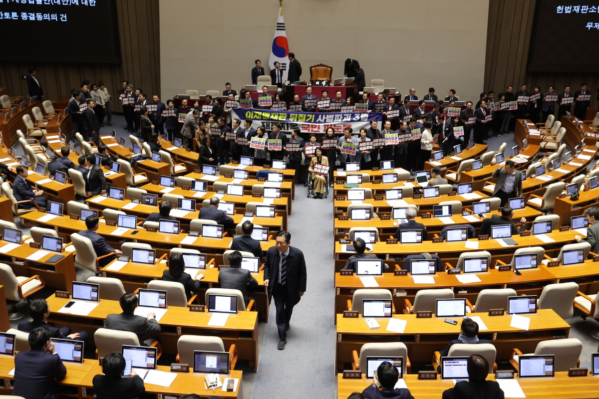 국민의힘 현수막 지나가는 정청래 대표