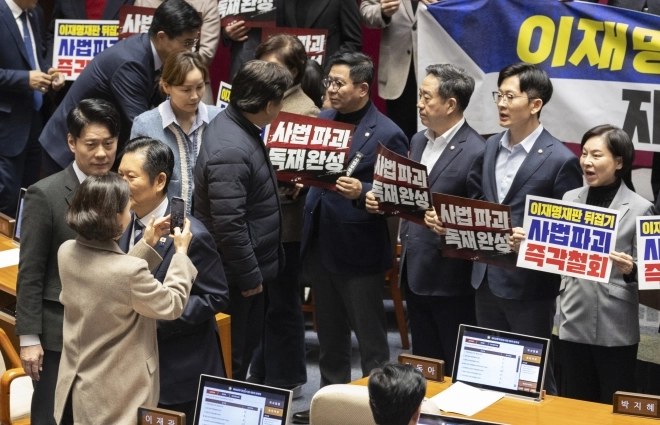 thumbnail - 재판소원법, 與주도로 국회 본회의 통과…대법관 증원법 상정