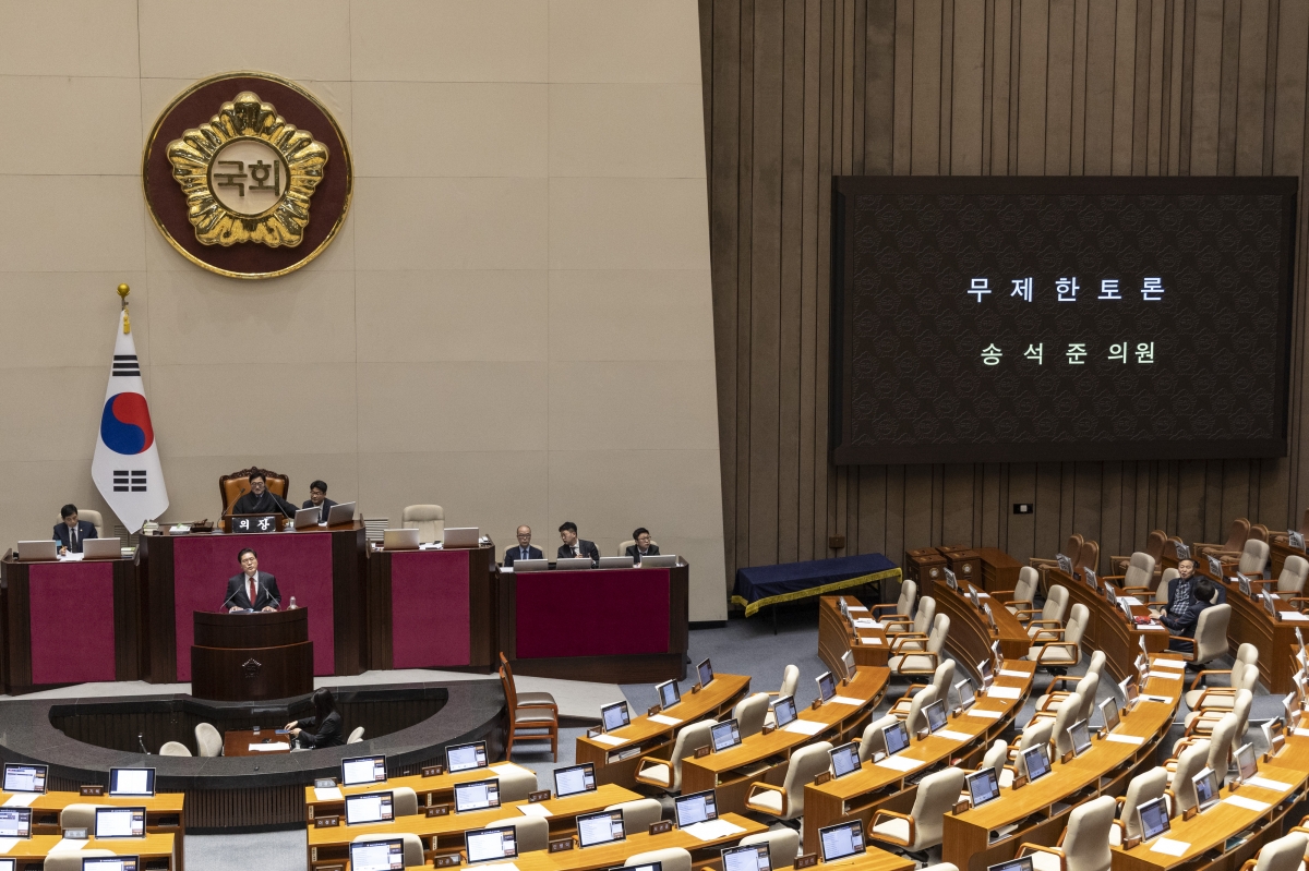 송석준 국민의힘 의원이 27일 국회에서 열린 2월 임시국회 8차 본회의에서 ‘대법관 증원’을 핵심으로 하는 법원 조직법이 상정된 뒤 이를 반대하는 필리버스터(무제한 토론)를 시작하고 있다. 연합뉴스