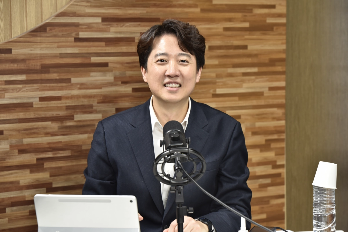 개혁신당 이준석 대표가 27일 한국사 강사 출신 유튜버 전한길(본명 전유관)과 부정선거를 주제로 유튜브 채널 ‘펜앤마이크TV’를 통해 생중계 무제한 토론을 하고 있다. 개혁신당 제공