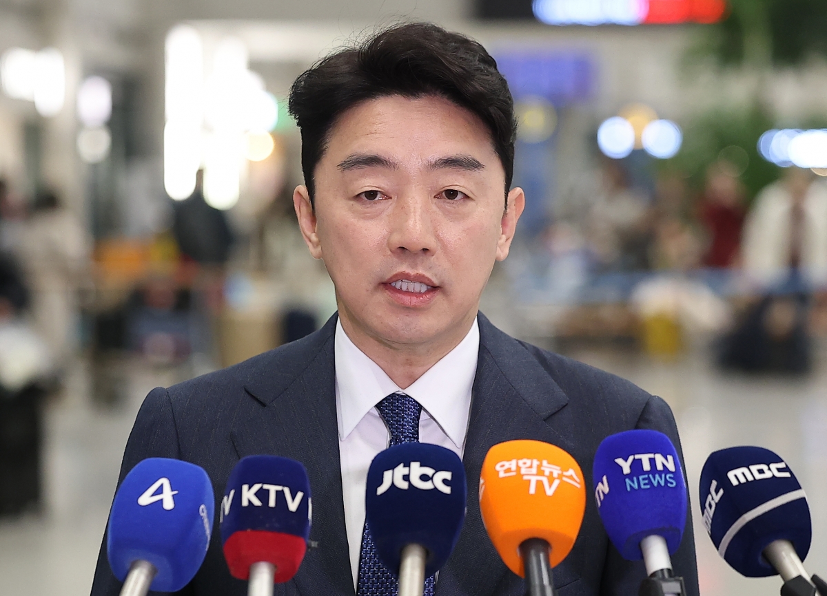 이재명 대통령의 전략경제협력 특사 자격으로 아랍에미리트(UAE)를 방문한 강훈식 대통령 비서실장이 26일 인천국제공항 1터미널에서 입장을 밝히고 있다. 2026.2.26 연합뉴스