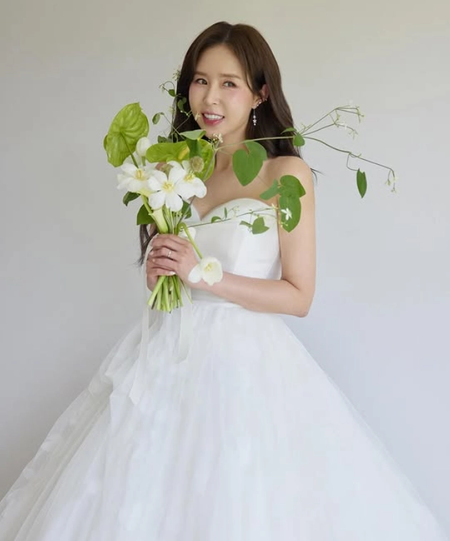 그룹 코요태 신지가 결혼을 앞두고 웨딩드레스 자태를 공개했다. 신지 인스타그램