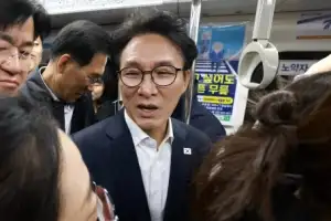 [포토] ‘지옥철’ 김포 골드라인 체험 나선 김민석 국무총리