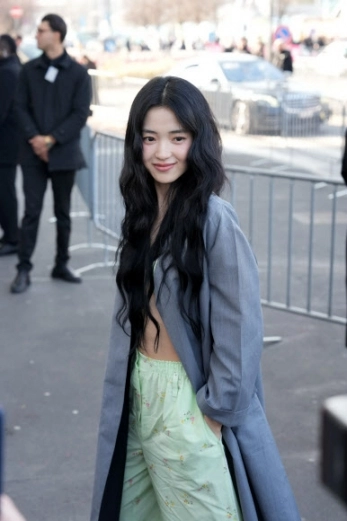 배우 김태리가 26일(현지시간) 이탈리아 밀라노에서 열린 ‘2026 프라다 가을/겨울 여성복 패션쇼’에 도착해 포즈를 취하고 있다.<br>AP 연합뉴스