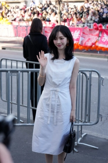 그룹 에스파의 카리나가 26일(현지시간) 이탈리아 밀라노에서 열린 ‘2026 프라다 가을/겨울 여성복 패션쇼’에 도착해 포즈를 취하고 있다.<br>AP 연합뉴스