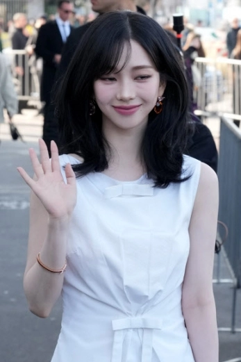 그룹 에스파의 카리나가 26일(현지시간) 이탈리아 밀라노에서 열린 ‘2026 프라다 가을/겨울 여성복 패션쇼’에 도착해 포즈를 취하고 있다.<br>AP 연합뉴스