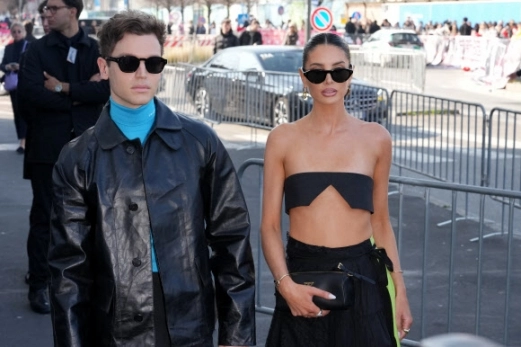 스베타 모르드보스카야가 26일(현지시간) 이탈리아 밀라노에서 열린 ‘2026 프라다 가을/겨울 여성복 패션쇼’에 도착해 포즈를 취하고 있다.<br>AP 연합뉴스