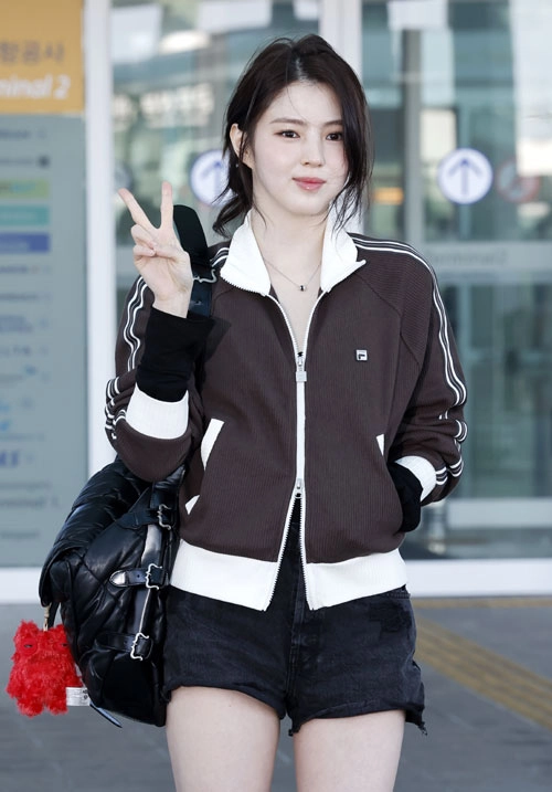 배우 한소희가 해외 패션쇼 참석을 위해 27일 인천국제공항을 통해 이탈리아 밀라노로 출국 하고 있다. 2026.02.27.<br>뉴시스