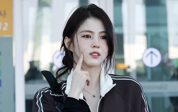 배우 한소희가 해외 패션쇼 참석을 위해 27일 인천국제공항을 통해 이탈리아 밀라노로 출국 하고 있다. 2026.02.27.<br>뉴시스