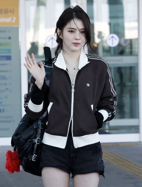 배우 한소희가 해외 패션쇼 참석을 위해 27일 인천국제공항을 통해 이탈리아 밀라노로 출국 하고 있다. 2026.02.27.<br>뉴시스