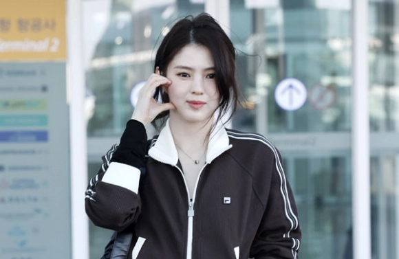 배우 한소희가 해외 패션쇼 참석을 위해 27일 인천국제공항을 통해 이탈리아 밀라노로 출국 하고 있다. 2026.02.27.<br>뉴시스