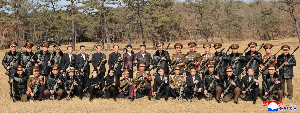 김정은 국무위원장이 27일 김여정 총무부장 등 이번에 새로 선출된 주요간부들에게 새로 개발한 저격수보총과 무기증서를 수여하고 야외 사격장에서 딸 주애 및 간부들과 사격연습 후 기념사진을 찍었다고 조선중앙통신이 28일 보도했다. 2026.2.28 평양 조선중앙통신 연합뉴스
