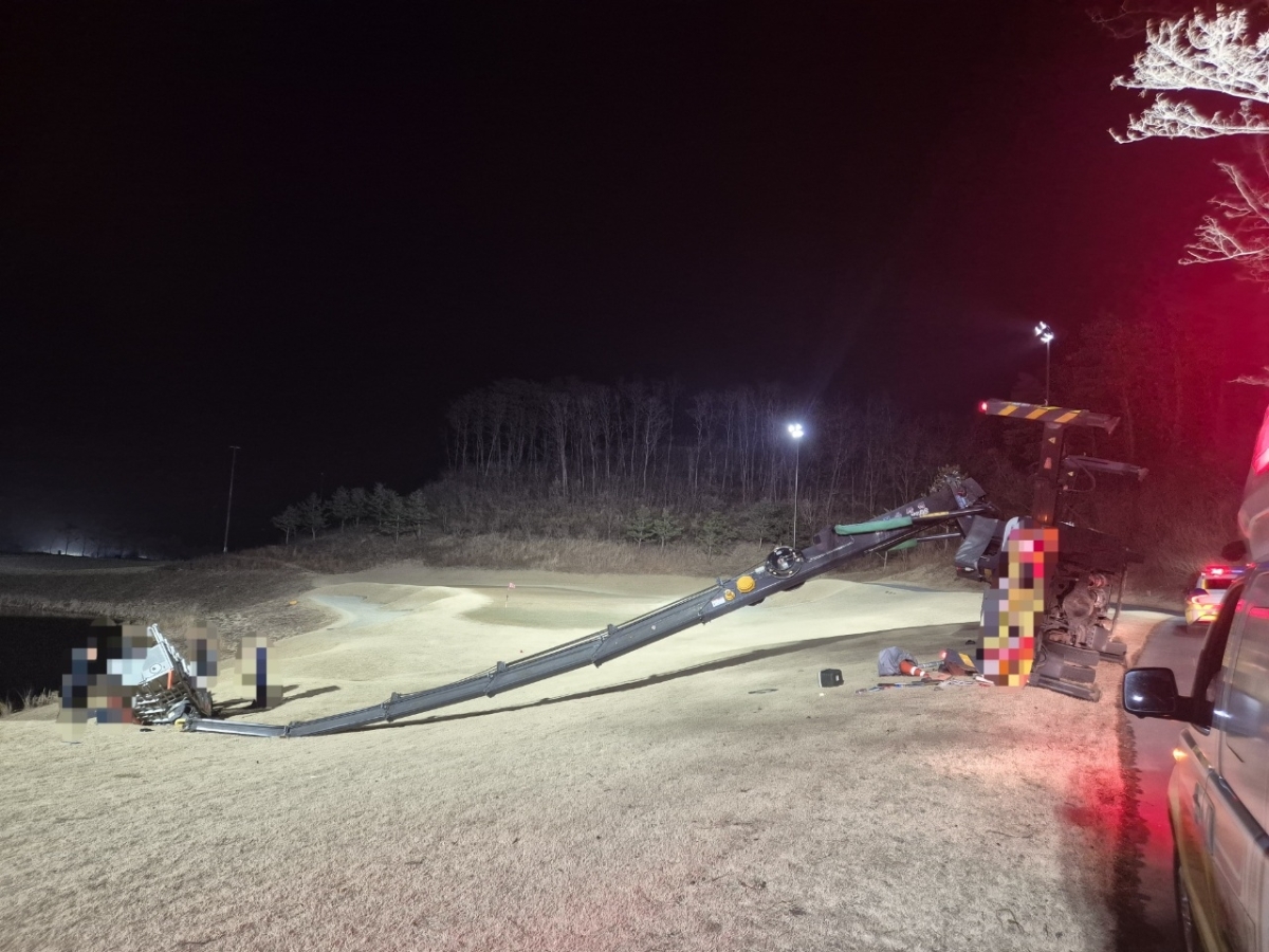 경북 울진군 매화면 한 골프장에서 지난 27일 고소작업차가 넘어져 1명이 숨지고 1명이 크게 다쳤다. 경북소방본부 제공