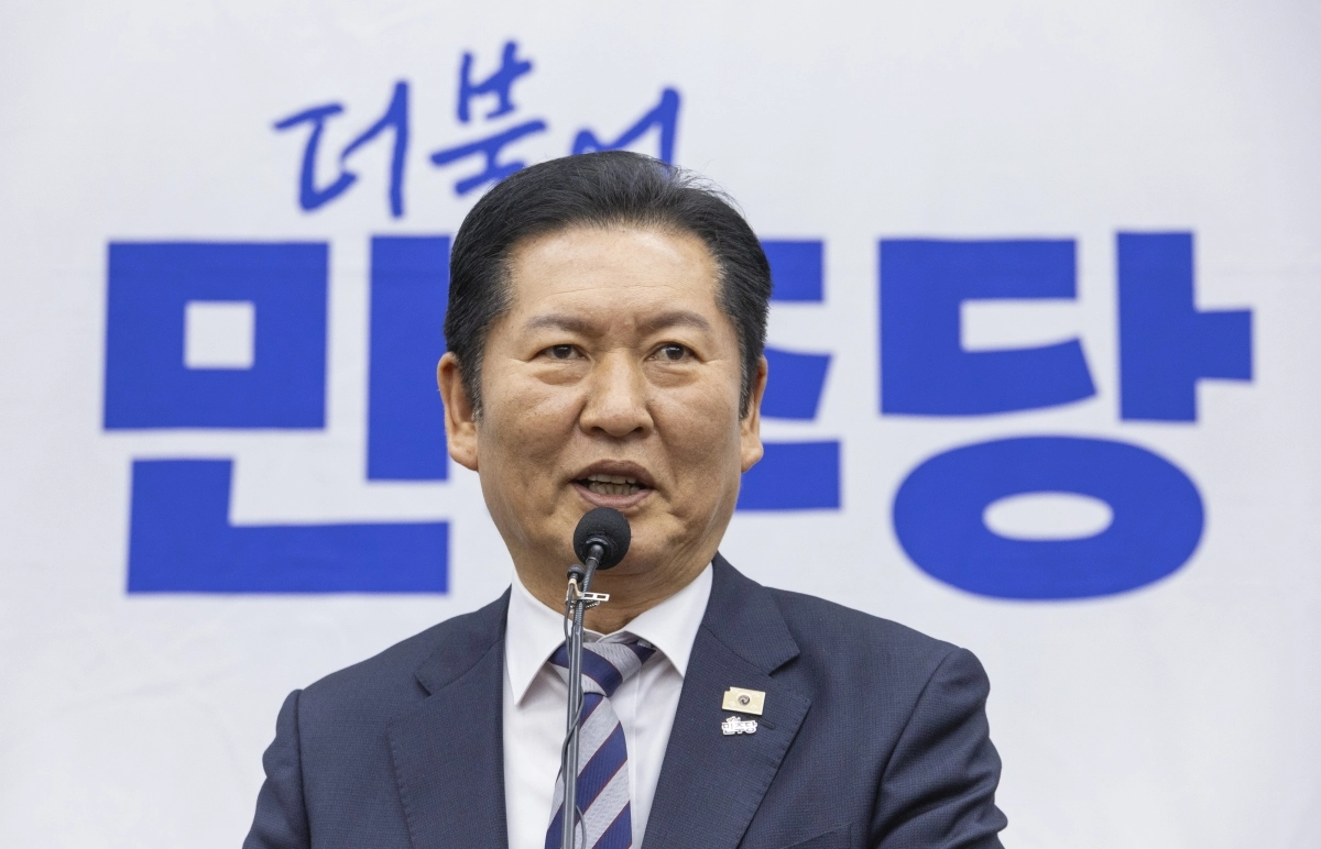 정청래 더불어민주당 대표가 26일 국회 본회의에서 ‘법왜곡죄’ 표결에 앞서 열린 의원 총회 도중 이날 6300포인트를 넘긴 코스피 종가 소식을 알리고 있다. 2026.2.26 연합뉴스