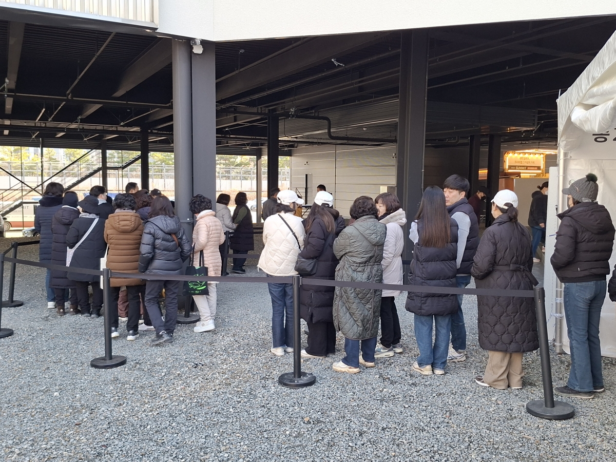 28일 오전 대구 수성구 사월동 367-3번지에 자리잡은 ‘경산 상방공원 호반써밋 1단지’ 견본주택에 개관 전부터 입장을 기다리는 사람들이 긴 줄을 형성했다.