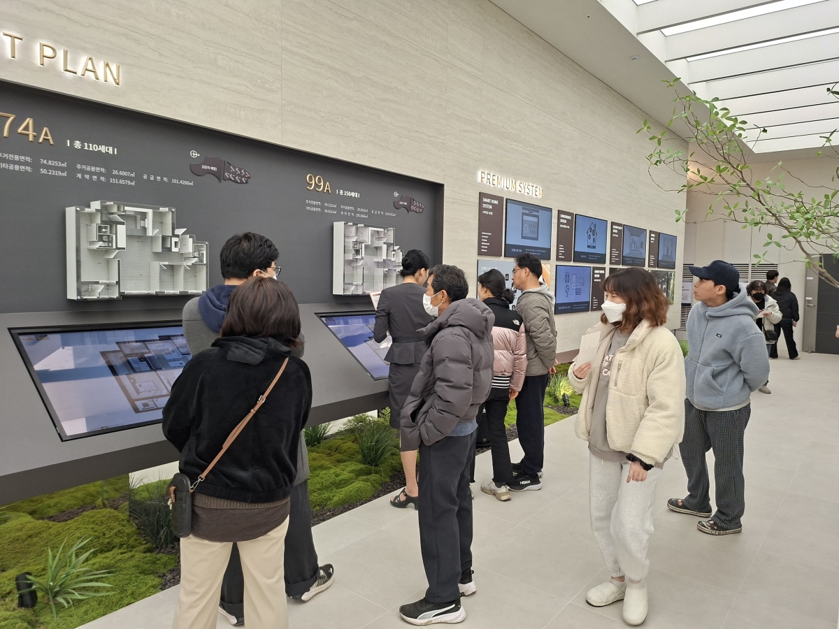 28일 오전  ‘경산 상방공원 호반써밋 1단지’ 모델하우스가 방문객들로 붐비고 있다.