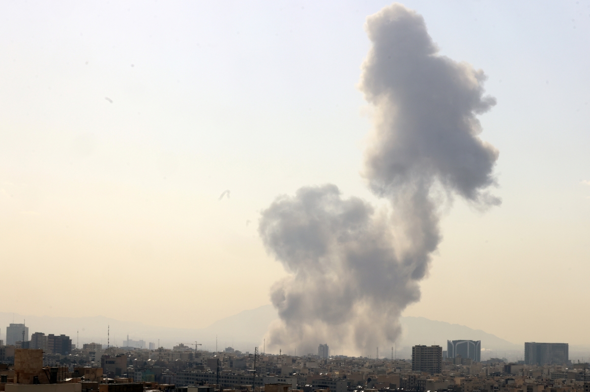 28일(현지시간) 이란 수도 테헤란에서 폭발 후 연기가 피어오르고 있다. 이날 이스라엘 카츠 이스라엘 국방부 장관은 이란에 대한 ‘예방 공격’을 단행했다고 밝혔다. 2026.2.28 EPA 연합뉴스