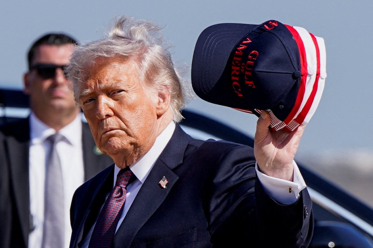 도널드 트럼프 미국 대통령이 27일(현지시간) 텍사스주 코퍼스 크리스티 국제공항에서 전용기인 에어포스원에서 내린 후 ‘걸프 오브 아메리카’ 모자를 들고 있다. 2026.2.27 로이터 연합뉴스