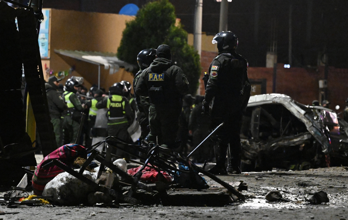 27일(현지시간) 볼리비아 수도 라파스 인근 엘알토 국제공항 근처에서 군 수송기가 추락한 가운데 사고 현장인 도로에 경찰과 구조대원이 모여 있다. 2026.2.27 로이터 연합뉴스