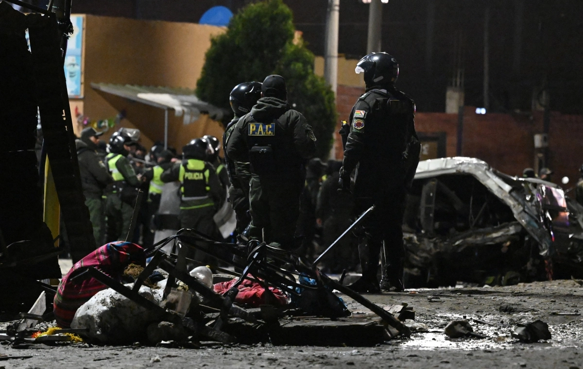27일(현지시간) 볼리비아 수도 라파스 인근 엘알토 국제공항 근처에서 군 수송기가 추락한 가운데 사고 현장인 도로에 경찰과 구조대원이 모여 있다. 2026.2.27 로이터 연합뉴스