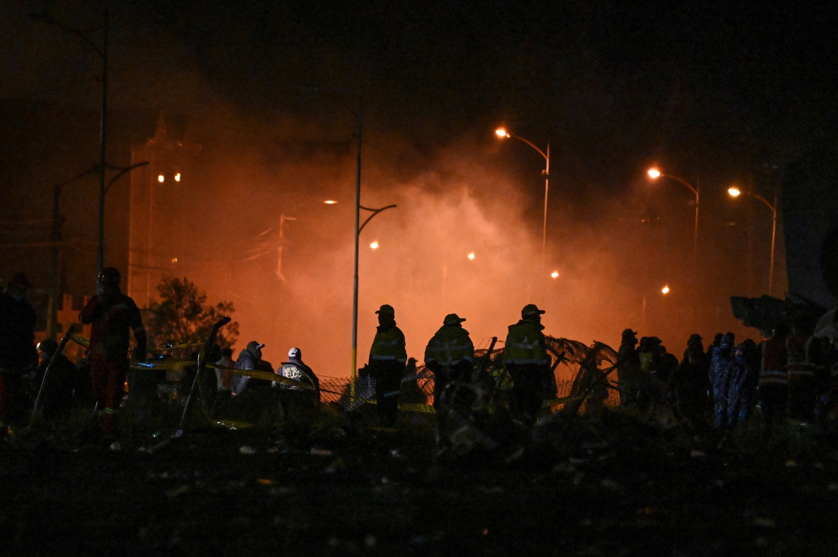 27일(현지시간) 볼리비아 군 수송기가 추락한 수도 라파스 인근 엘알토 국제공항 근처 사고 현장에 사람들이 몰려 있다. 2026.2.27 로이터 연합뉴스