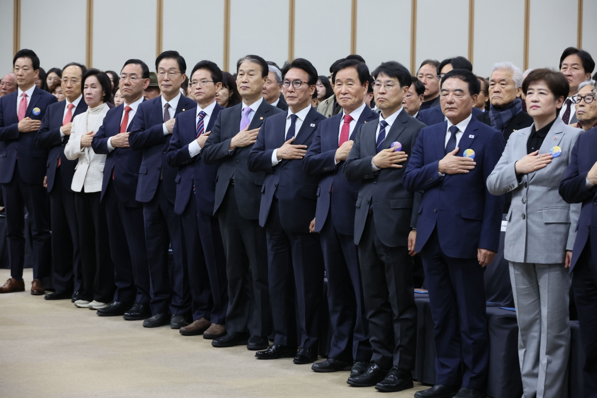 국기에 경례하는 김민석 총리