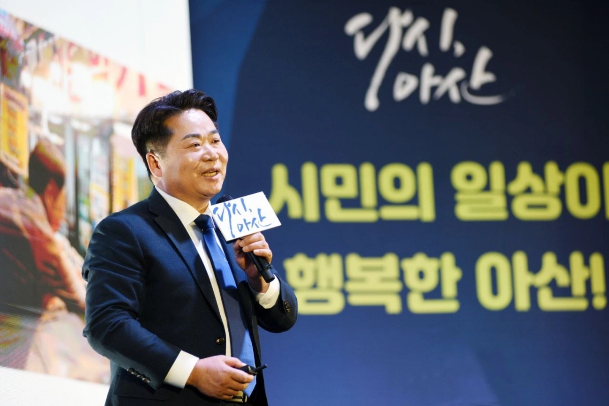 오세현 아산시장이 출판기념회에서 인사말을 하고 있다. 오 시장 제[공