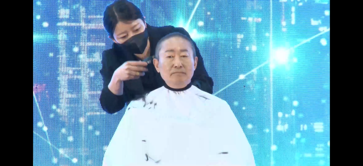 민주당 박범계 국회의원(대전 서구을)이 출판기념회에서 행정통합 추진을 촉구하며 삭발을 하고 있다. 박 의원실 제공