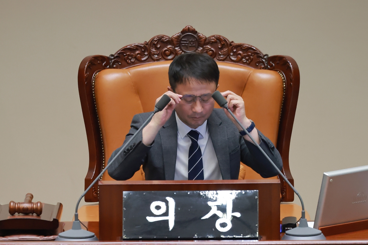 국회 운영위원장인 한병도 더불어민주당 원내대표가 28일 국회 본회의에서 서천호 국민의힘 의원의 대법관 증원법(법원조직법 개정안) 무제한 토론을 들으며 의장석을 지키고 있다. 2026.2.28 연합뉴스