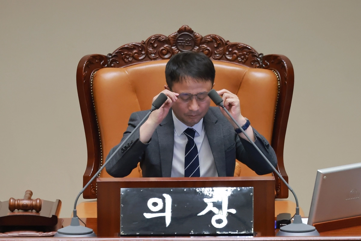 국회 운영위원장인 한병도 더불어민주당 원내대표가 28일 국회 본회의에서 서천호 국민의힘 의원의 대법관 증원법(법원조직법 개정안) 무제한 토론을 들으며 의장석을 지키고 있다. 2026.2.28 연합뉴스