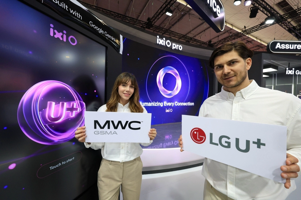 모바일월드콩그레스(MWC26)가 열리는 스페인 바르셀로나 피라 그란 비아 전시장 내 LG유플러스 전시관에서 LG유플러스 관계자들이 익시오를 소개하고 있다.  LG유플러스 제공