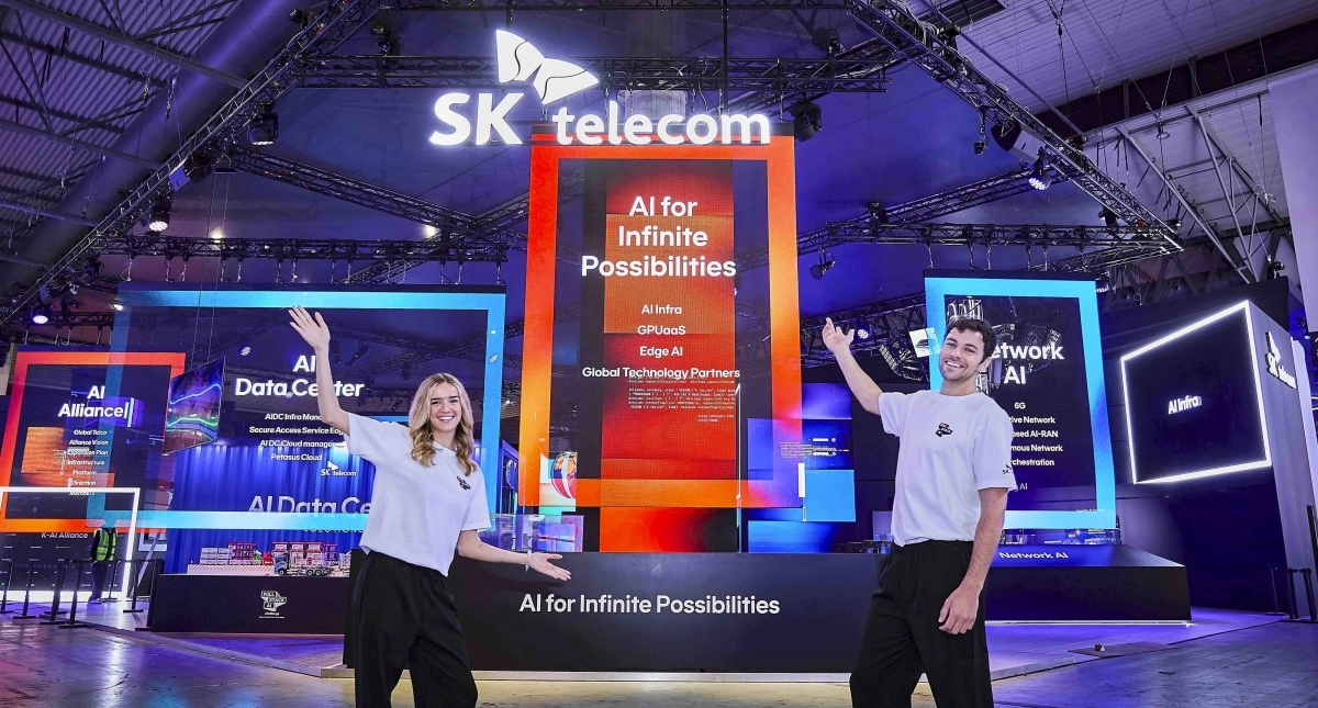 SK텔레콤이 오는 2일(현지시각) 스페인 바르셀로나에서 개막하는 MWC26에서 AI 인프라·모델·서비스 전반을 아우르는 ‘풀스택(Full-Stack) AI’ 경쟁력을 선보인다. 사진은 SKT 전시관에서 포즈를 취하고 있는 모델의 모습. SK텔레콤 제공