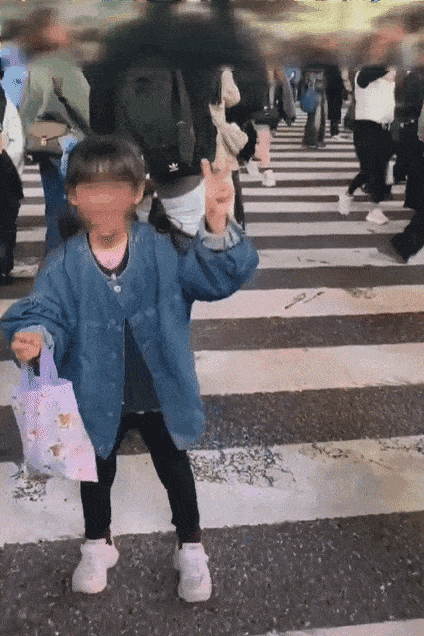 일본 도쿄의 대표적 관광지인 시부야 교차로에서 한 성인 여성이 사진 촬영 중인 어린이를 몸으로 강하게 밀어 넘어뜨리는 영상이 온라인에 공유돼 논란이 커지고 있다. SNS 갈무리