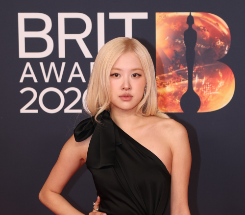 블랙핑크 로제가 28일(현지시간) 영국 맨체스터에서 열린 제46회 브릿 어워즈에 참석해 ‘올해의 인터내셔널 노래’ 수상자로 호명됐다. 맨체스터 EPA 연합뉴스