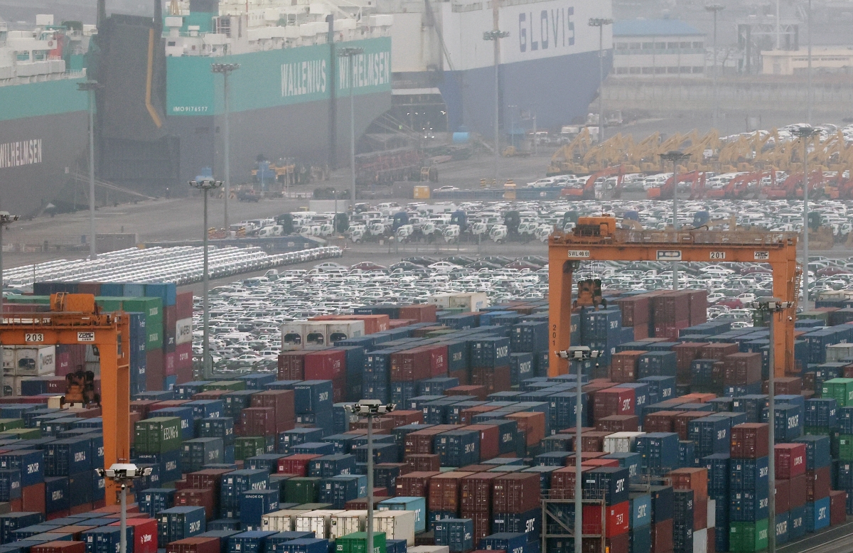 (평택=뉴스1) 오대일 기자 =사진은 22일 경기 평택시 포승읍 평택항에 수출용 컨테이너와 자동차가 세워진 모습. 2026.2.22/뉴스1