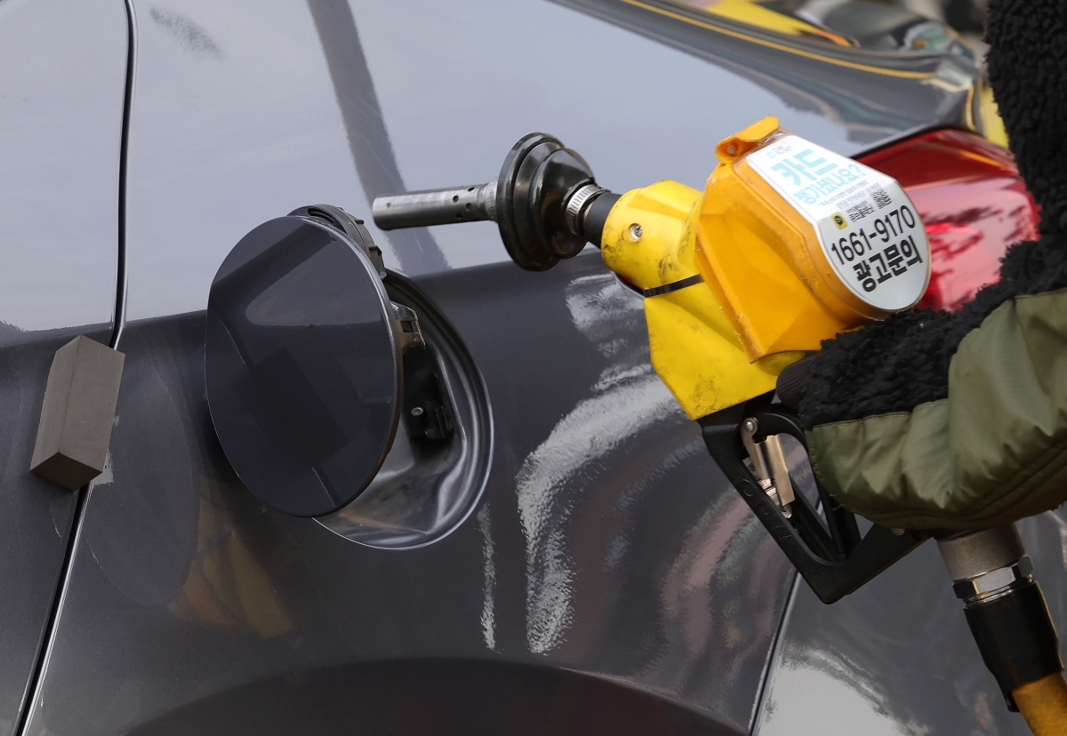 미국과 이스라엘의 이란 공습으로 이란 최고지도자인 아야톨라 세예드 알리 하메네이가 사망했다는 공식 보도가 이어지면서 국제 유가가 급등할 가능성이 제기된 1일 서울 시내 주유소에서 한 시민이 기름을 넣고 있다. 2026.03.01. 뉴시스