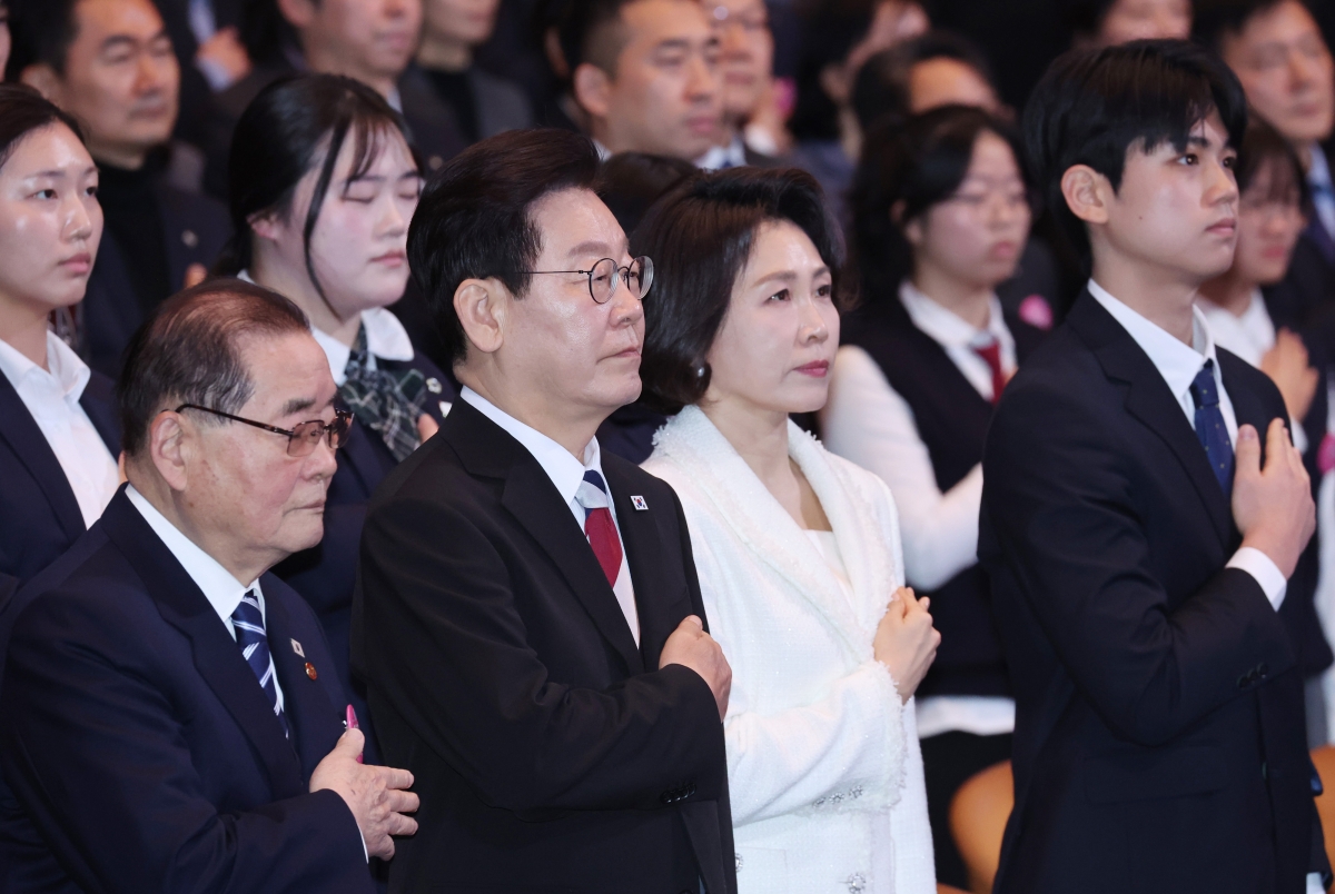이재명 대통령과 김혜경 여사, 이종찬 광복회장 등이 1일 서울 강남구 코엑스에서 열린 제107주년 3·1절 기념식에서 국기에 경례하고 있다. 2026.3.1 청와대통신사진기자단