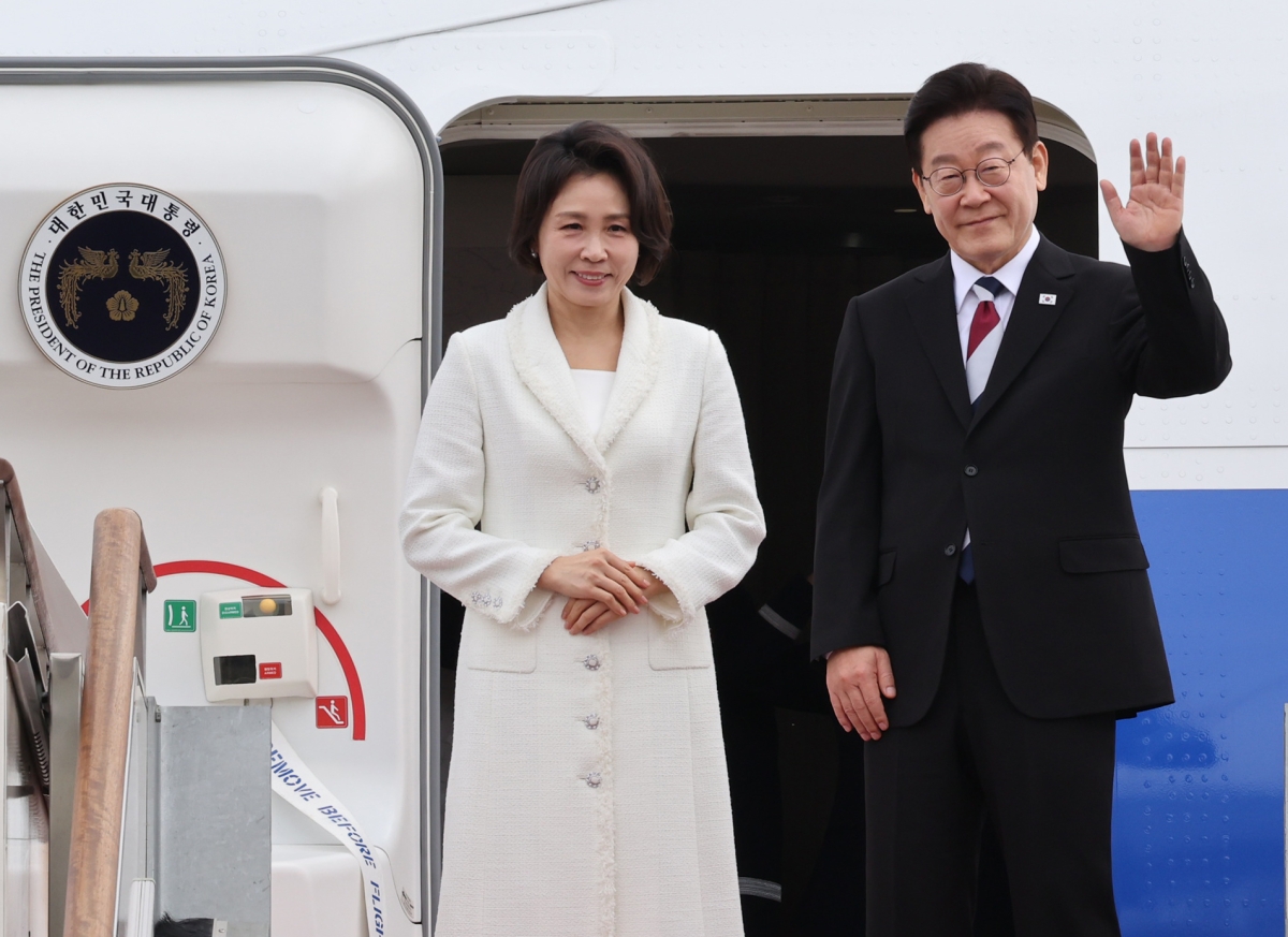 싱가포르와 필리핀을 국빈방문하는 이재명 대통령과 김혜경 여사가 1일 성남 서울공항 공군1호기에서 환송객에게 인사하고 있다. 2026.3.1. 연합뉴스